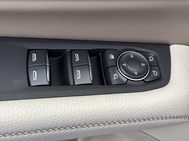 GMC Yukon XL Vehicle Full-screen Gallery Image 13
