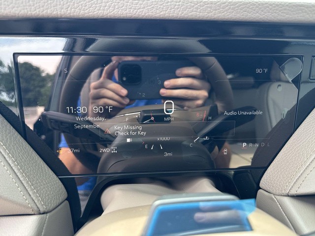 GMC Yukon XL Vehicle Full-screen Gallery Image 15
