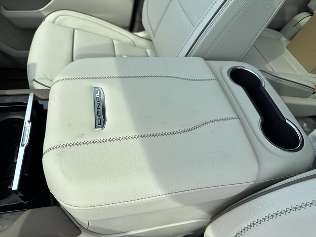 GMC Yukon XL Vehicle Full-screen Gallery Image 21