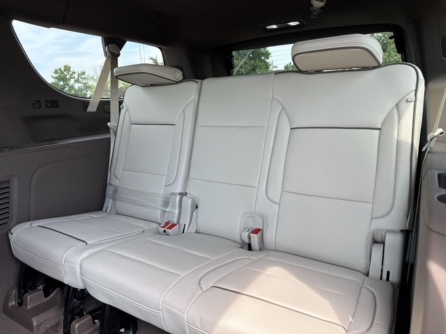 GMC Yukon XL Vehicle Full-screen Gallery Image 24
