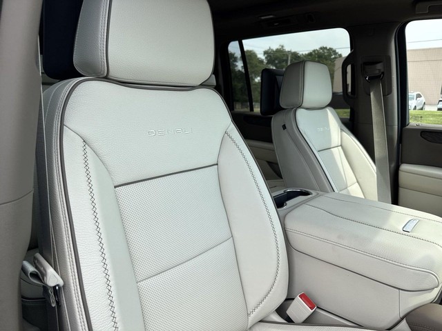 GMC Yukon XL Vehicle Full-screen Gallery Image 26