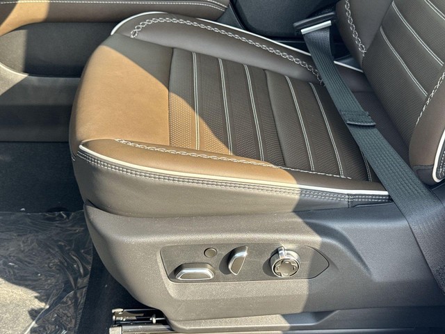 GMC Yukon XL Vehicle Full-screen Gallery Image 12