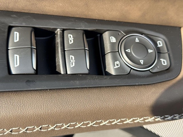 GMC Yukon XL Vehicle Full-screen Gallery Image 13