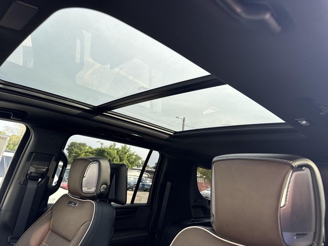 GMC Yukon XL Vehicle Full-screen Gallery Image 22