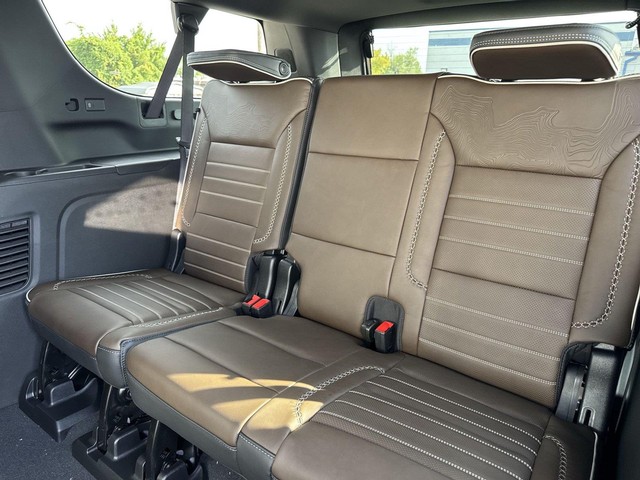 GMC Yukon XL Vehicle Full-screen Gallery Image 24