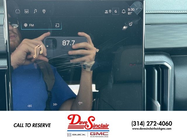 GMC Acadia Vehicle Full-screen Gallery Image 16