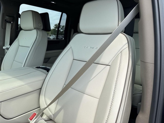 GMC Yukon XL Vehicle Full-screen Gallery Image 11