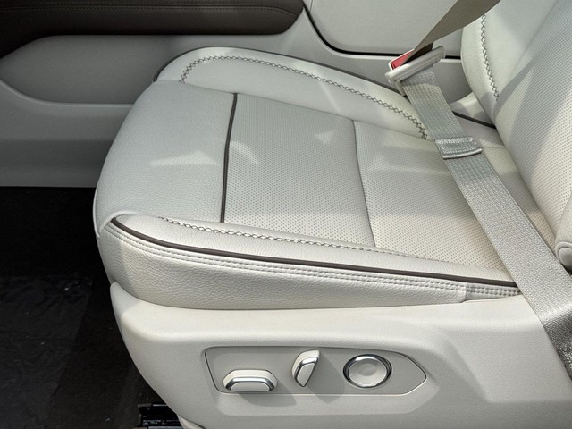 GMC Yukon XL Vehicle Full-screen Gallery Image 12