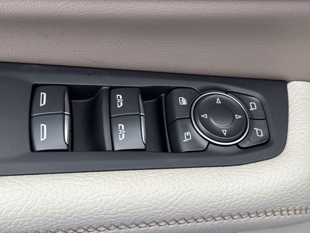 GMC Yukon XL Vehicle Full-screen Gallery Image 13