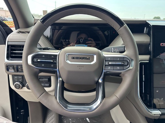 GMC Yukon XL Vehicle Full-screen Gallery Image 14
