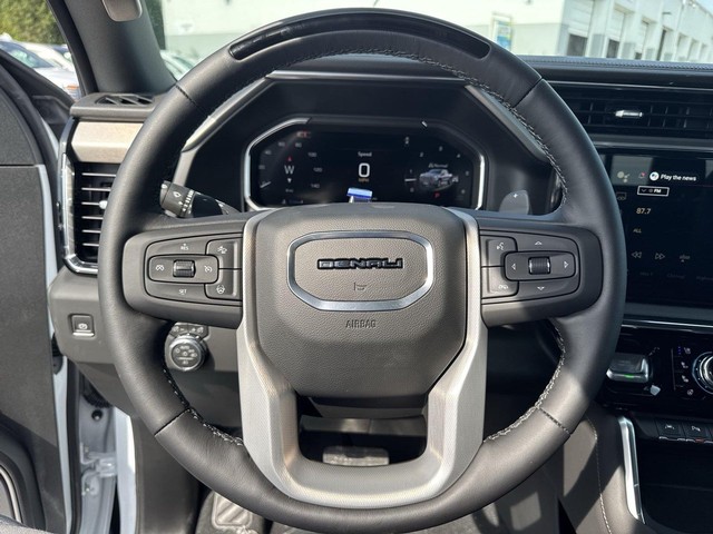 GMC Sierra 1500 Vehicle Full-screen Gallery Image 14