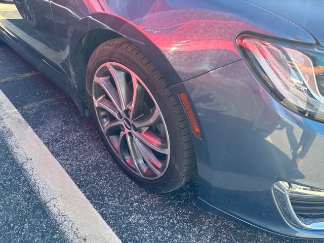 Lincoln MKZ Vehicle Full-screen Gallery Image 10
