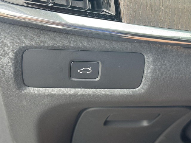 Volvo S90 Vehicle Full-screen Gallery Image 22