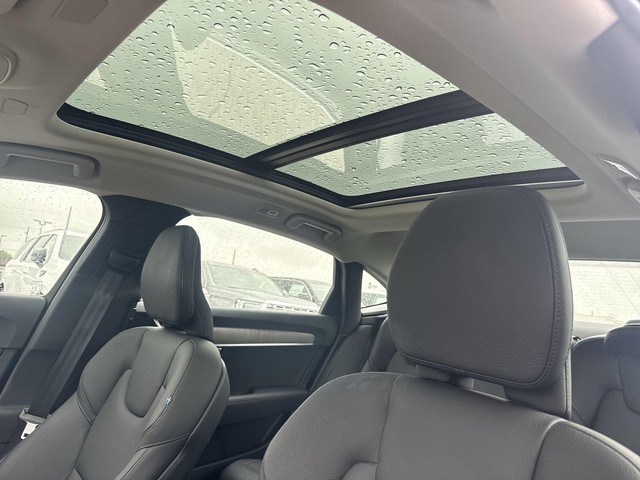 Volvo S90 Vehicle Full-screen Gallery Image 23