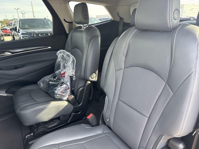 Buick Enclave Vehicle Full-screen Gallery Image 28