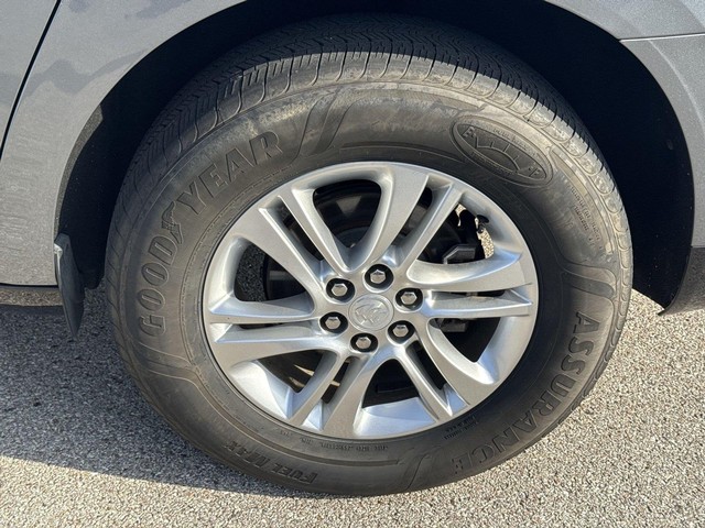 Buick Enclave Vehicle Full-screen Gallery Image 36