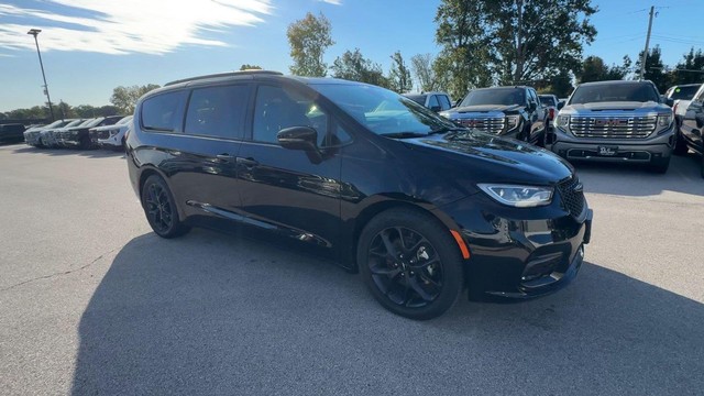 Chrysler Pacifica Vehicle Full-screen Gallery Image 03