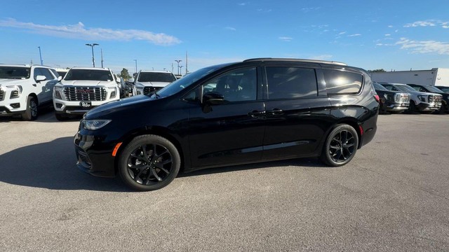 Chrysler Pacifica Vehicle Full-screen Gallery Image 07