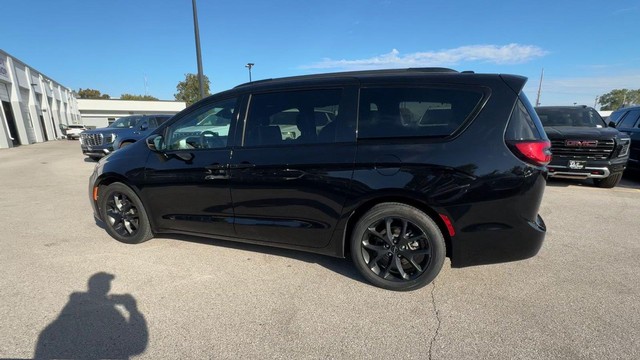 Chrysler Pacifica Vehicle Full-screen Gallery Image 09