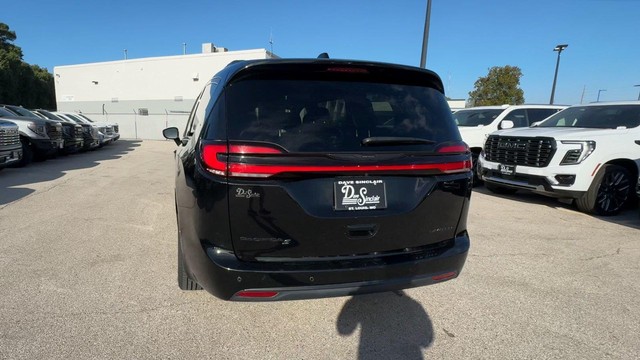 Chrysler Pacifica Vehicle Full-screen Gallery Image 10