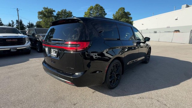 Chrysler Pacifica Vehicle Full-screen Gallery Image 11