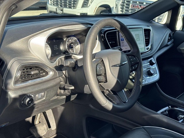 Chrysler Pacifica Vehicle Full-screen Gallery Image 13