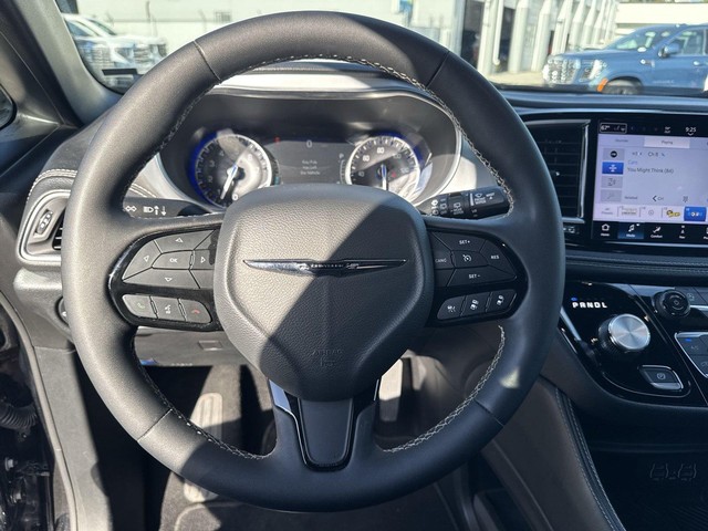 Chrysler Pacifica Vehicle Full-screen Gallery Image 14