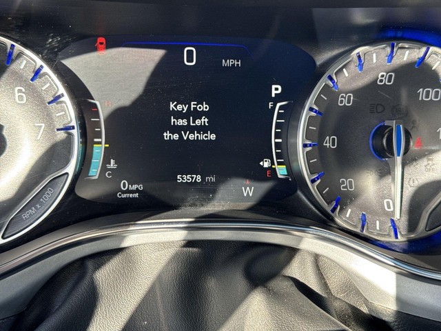 Chrysler Pacifica Vehicle Full-screen Gallery Image 15