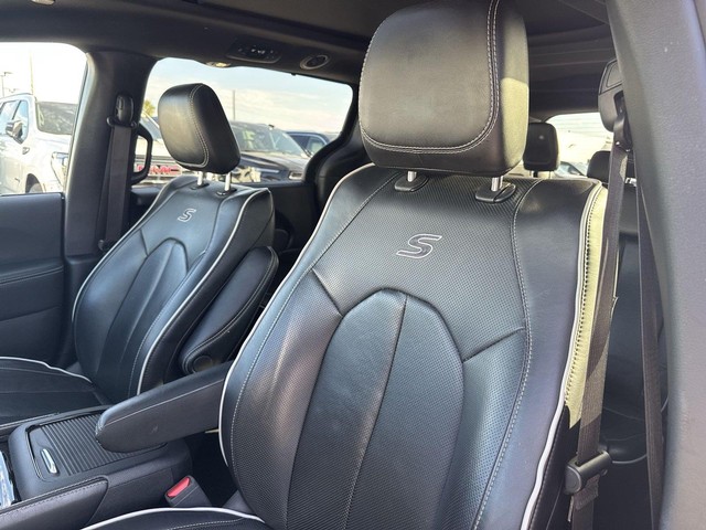 Chrysler Pacifica Vehicle Full-screen Gallery Image 24