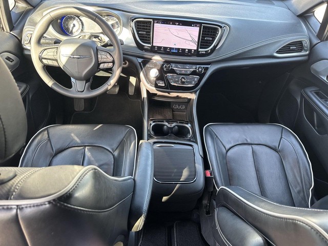 Chrysler Pacifica Vehicle Full-screen Gallery Image 25