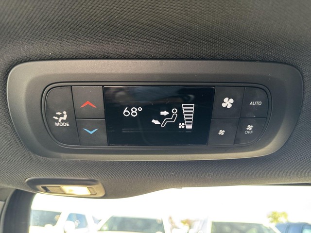 Chrysler Pacifica Vehicle Full-screen Gallery Image 26
