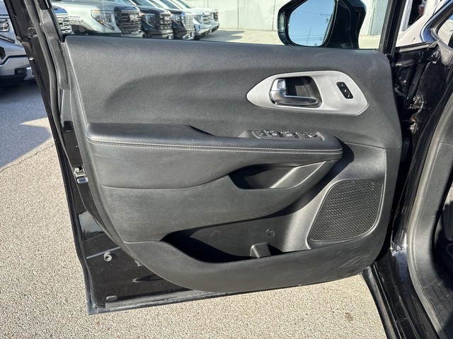Chrysler Pacifica Vehicle Full-screen Gallery Image 27