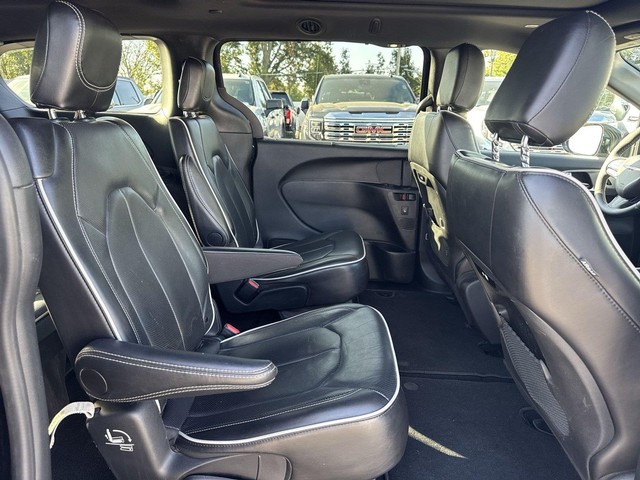 Chrysler Pacifica Vehicle Full-screen Gallery Image 31