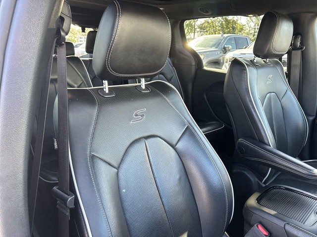 Chrysler Pacifica Vehicle Full-screen Gallery Image 32