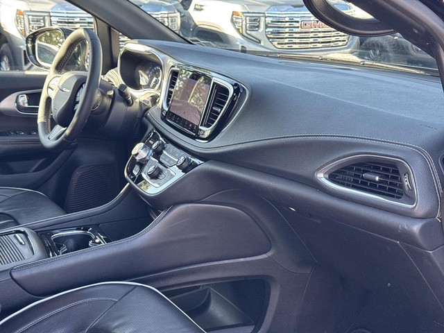 Chrysler Pacifica Vehicle Full-screen Gallery Image 33