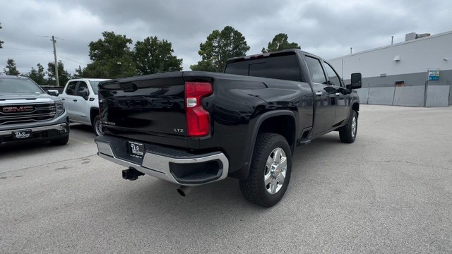 Chevrolet Silverado 2500HD Vehicle Full-screen Gallery Image 11
