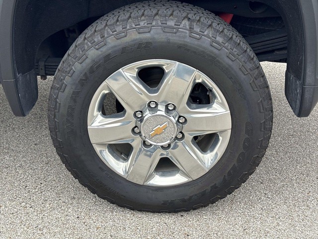 Chevrolet Silverado 2500HD Vehicle Full-screen Gallery Image 36