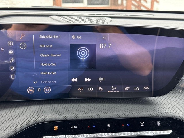 Buick Enclave Vehicle Full-screen Gallery Image 16