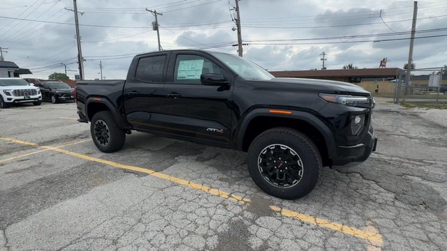 GMC Canyon Vehicle Full-screen Gallery Image 03