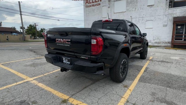 GMC Canyon Vehicle Full-screen Gallery Image 09