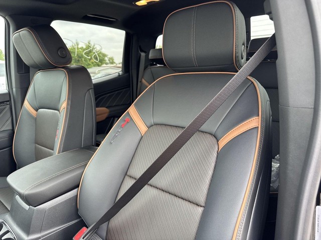 GMC Canyon Vehicle Full-screen Gallery Image 11