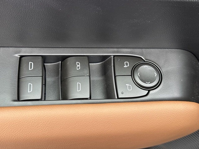 GMC Canyon Vehicle Full-screen Gallery Image 13