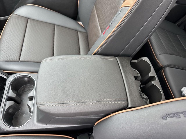 GMC Canyon Vehicle Full-screen Gallery Image 21