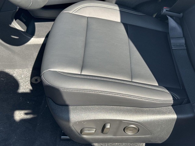 GMC Acadia Vehicle Full-screen Gallery Image 12