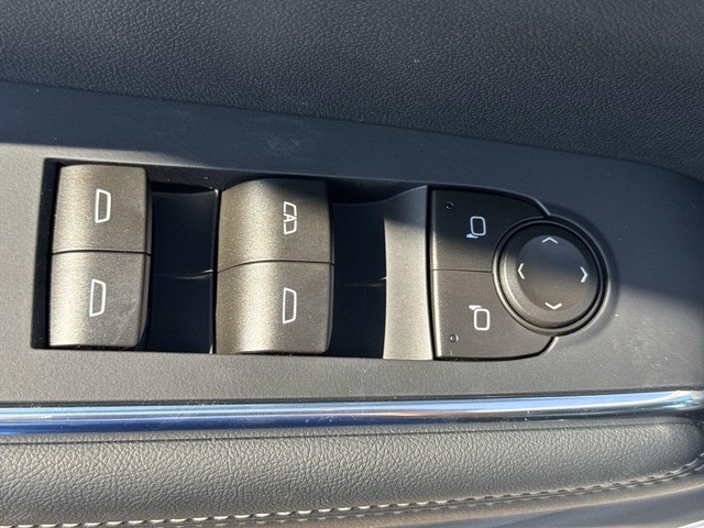 GMC Acadia Vehicle Full-screen Gallery Image 13