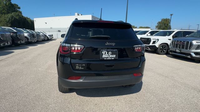 Jeep Compass Vehicle Full-screen Gallery Image 10
