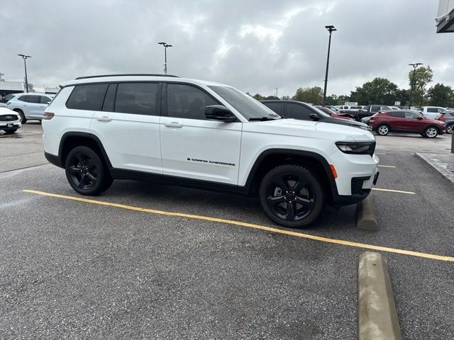 Jeep Grand Cherokee L Vehicle Full-screen Gallery Image 07