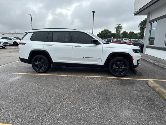 Jeep Grand Cherokee L Vehicle Full-screen Gallery Image 09