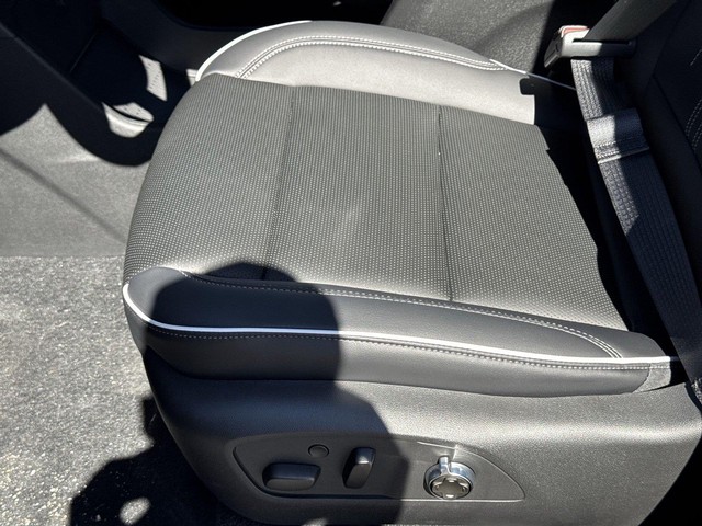Buick Enclave Vehicle Full-screen Gallery Image 12