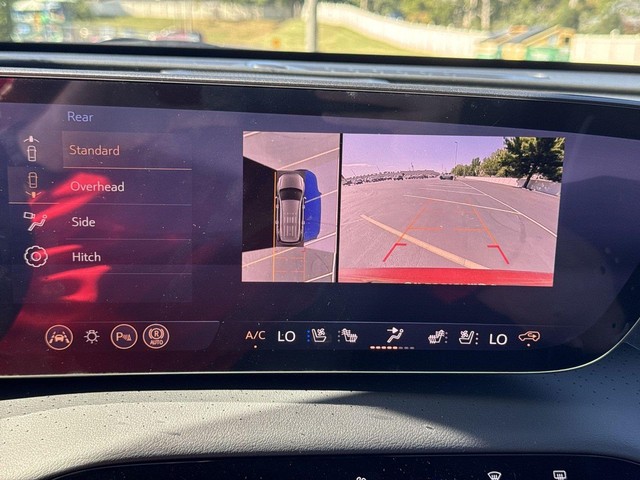 Buick Enclave Vehicle Full-screen Gallery Image 17